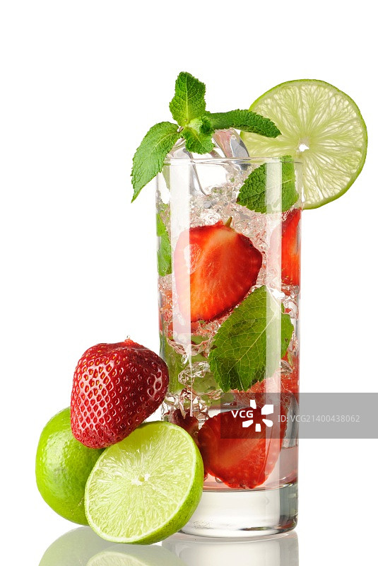 草莓莫吉托鸡尾酒孤立的白色图片素材