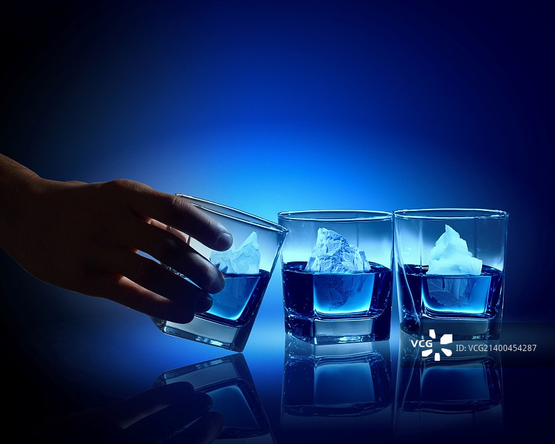 三杯带冰山的蓝色液体图片素材