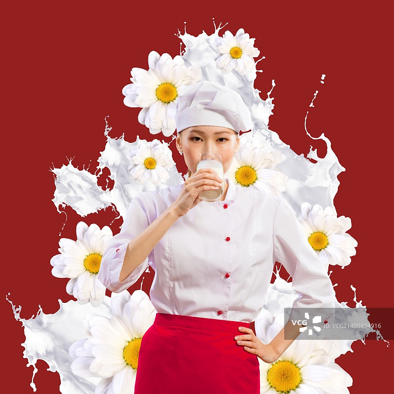 亚洲女厨师对牛奶溅在红色围裙对花背景喝牛奶图片素材