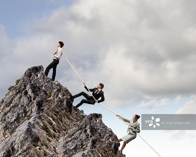 三名商人在山顶拉绳子的画面图片素材