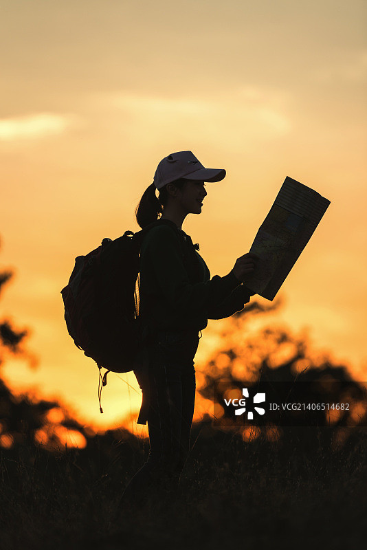 时髦的年轻女孩背包享受日落。游客旅行者的背景视图模型图片素材