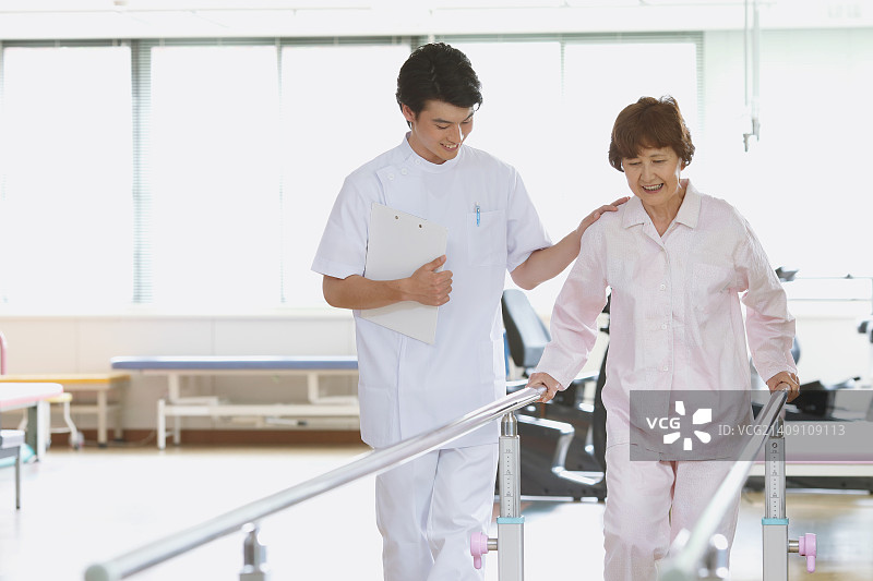 日本护士带病人图片素材