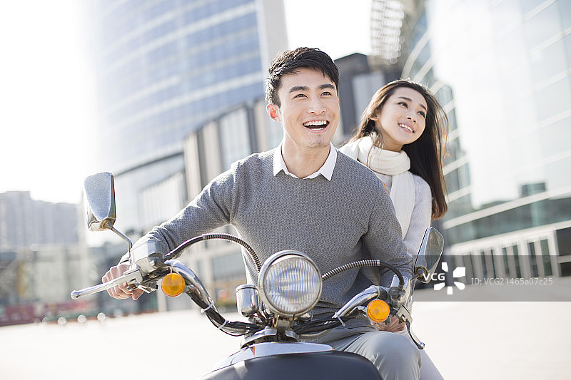年轻情侣骑摩托车图片素材