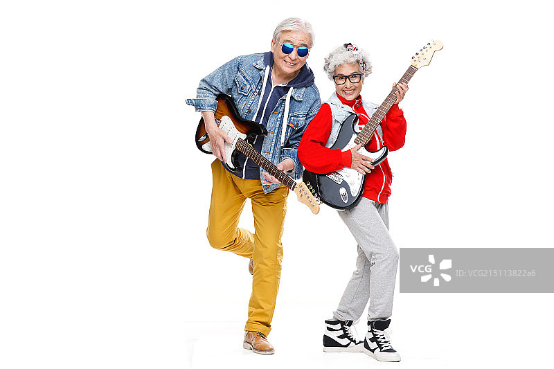 两个时尚的老年人弹吉他图片素材