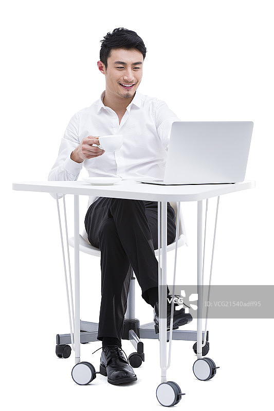年轻商务男士喝咖啡用电脑图片素材