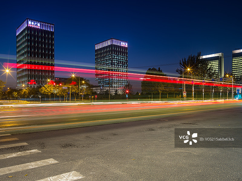 北京经济技术开发区（亦庄）夜晚城市道路与地标建筑图片素材