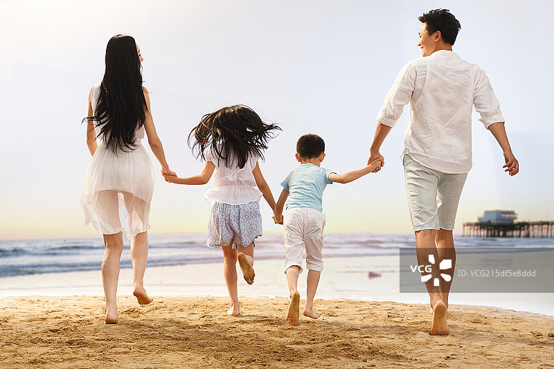 快乐家庭在海边奔跑图片素材