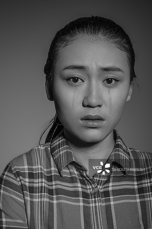 Portrait of young woman crying图片素材