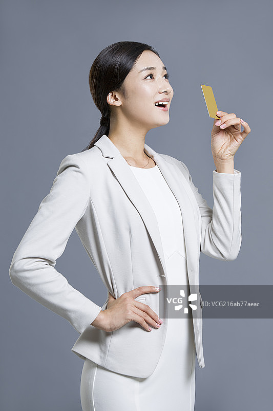 快乐的商务女士拿着银行卡图片素材
