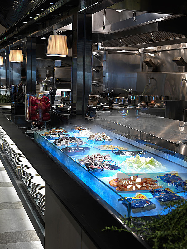 Commercial kitchen with variety of dishes in modern restaurant图片素材