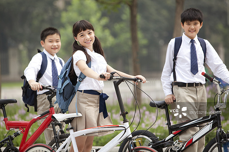 骑自行车的小学生图片素材