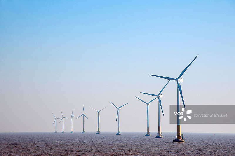 上海海面上的风力发电机群图片素材