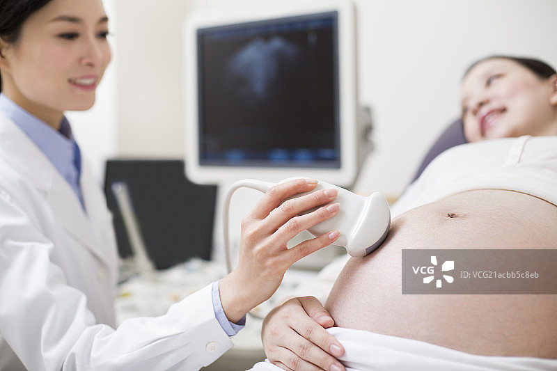 孕妇在医院做B超图片素材