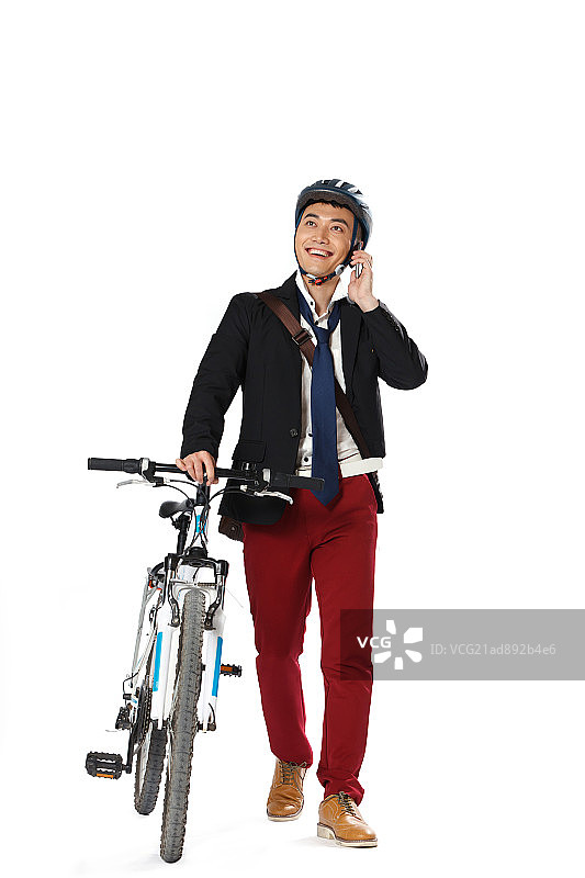 青年男人骑自行车打电话图片素材