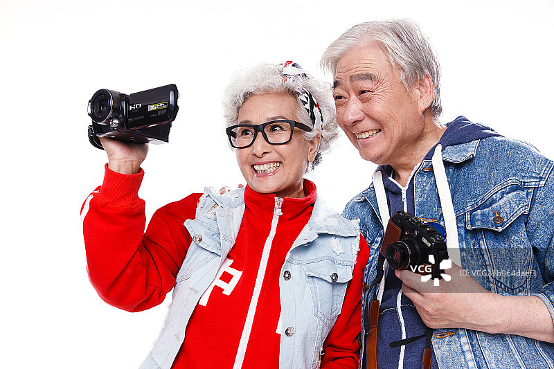 时尚的老年人拿着相机拍照图片素材