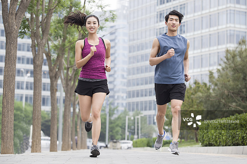 年轻情侣一起跑步健身图片素材