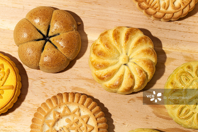 中国节日中秋月饼糕点摆放在案板上图片素材