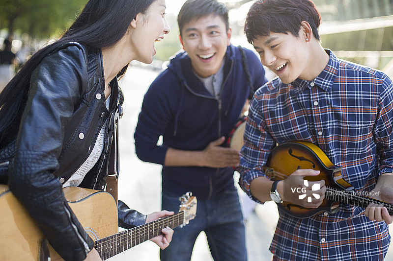 年轻人在街边演奏音乐图片素材