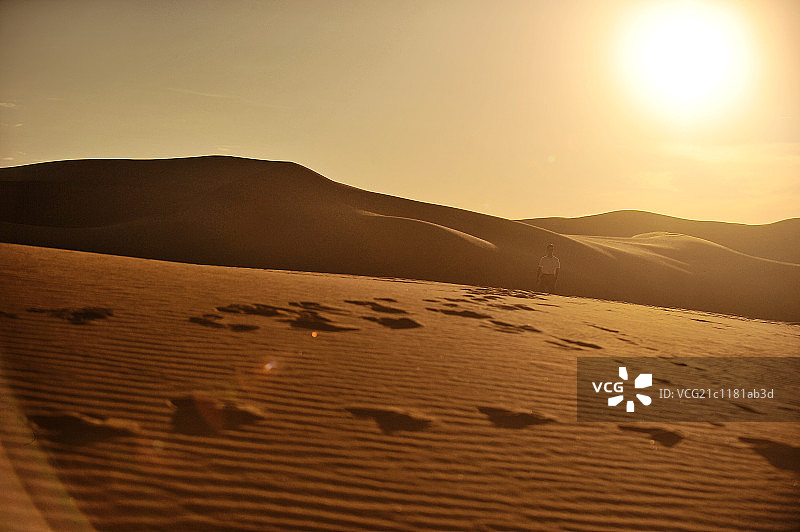 黄昏时沙漠中的足迹图片素材