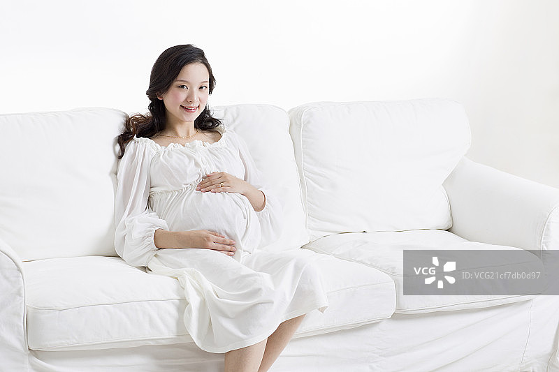 孕妇坐在沙发上休息图片素材