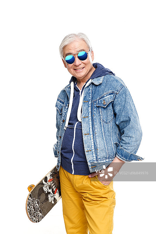 时尚的老年男人拿着滑板图片素材