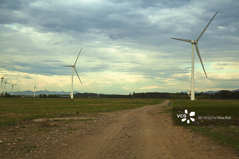 草原上的风力发电站和路图片素材
