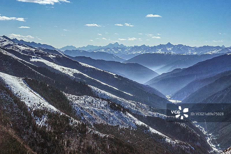 横断山区雪山峡谷森林风光及远眺四姑娘山图片素材