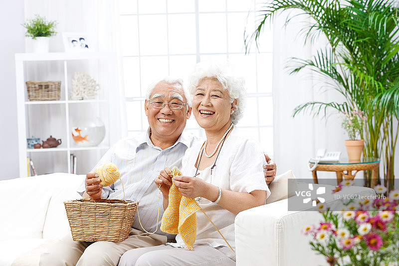 幸福的老年夫妇织毛衣图片素材