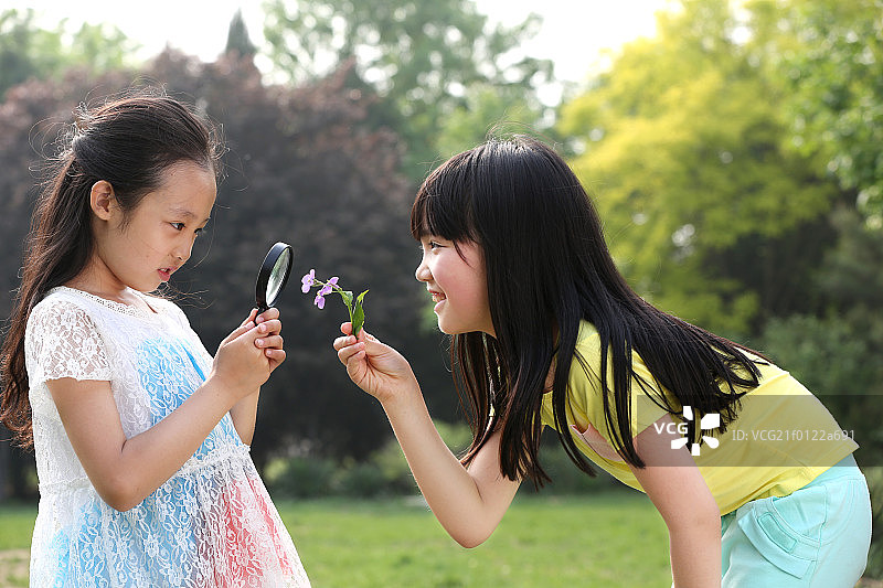 两个小女孩在户外玩耍图片素材