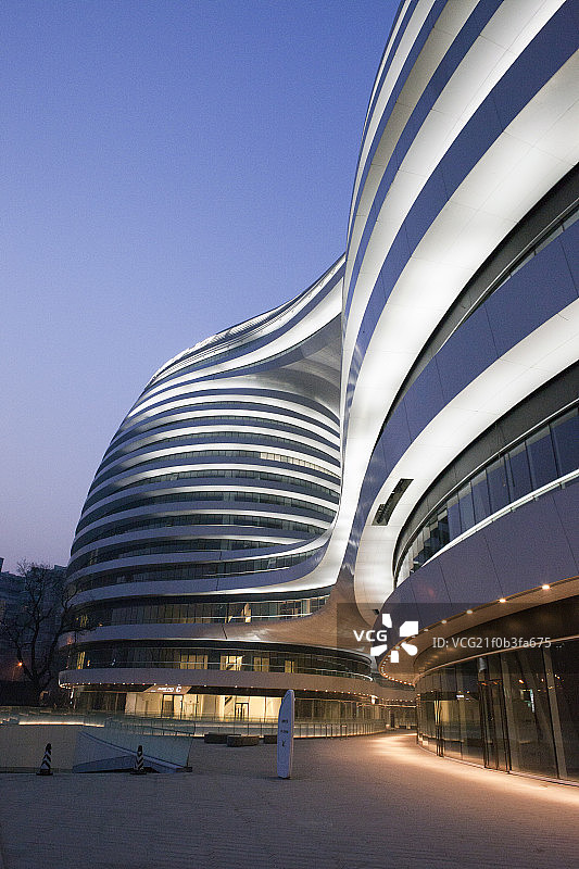 北京CBD新的地标建筑银河SOHO办公大楼购物商店夜景图片素材