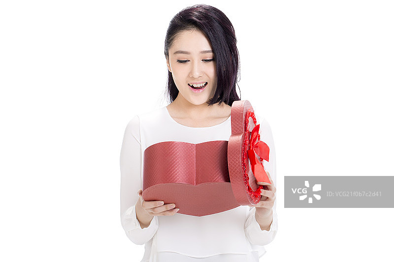 年轻女人拿着礼物盒图片素材