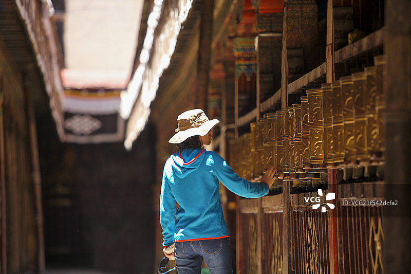 游客转动大昭寺里的转经筒图片素材