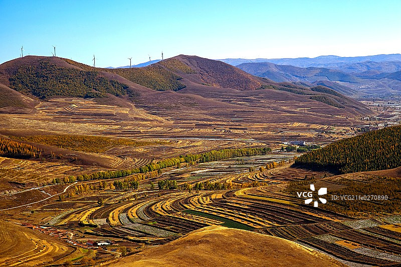 中国北方秋天山谷间的梯田图片素材