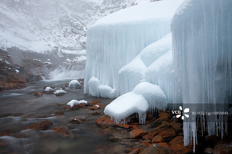日本长野本州岛。小溪边的冰柱和冰冻的雪块。图片素材