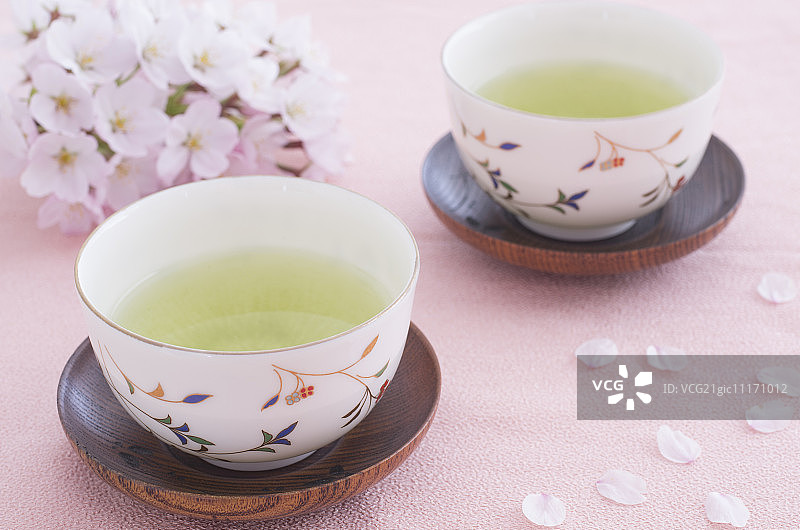 两杯日本茶和樱花图片素材