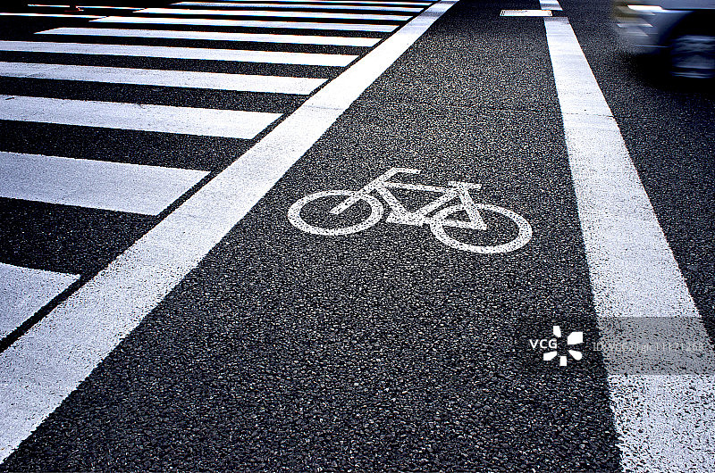 自行车道和人行横道图片素材
