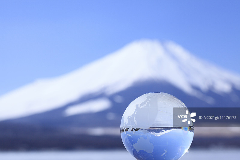 玻璃球和富士山图片素材