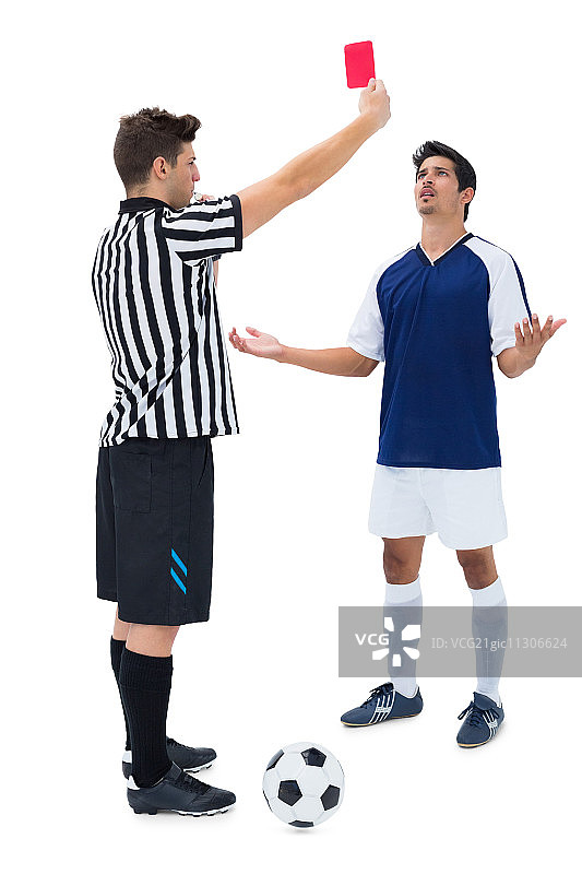 裁判在白色背景下将足球运动员罚下图片素材