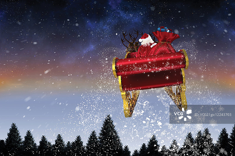 圣诞老人驾着他的雪橇对抗着落在冷杉林中的雪花图片素材