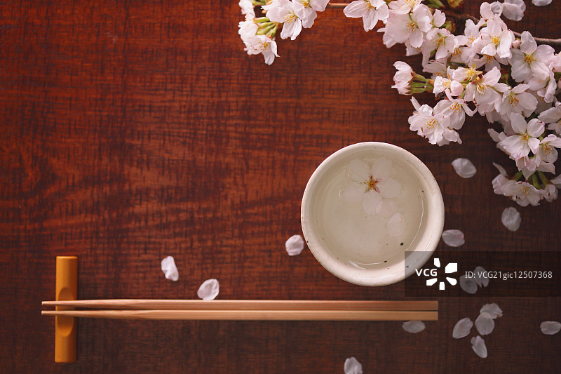 筷子，清酒和樱花图片素材