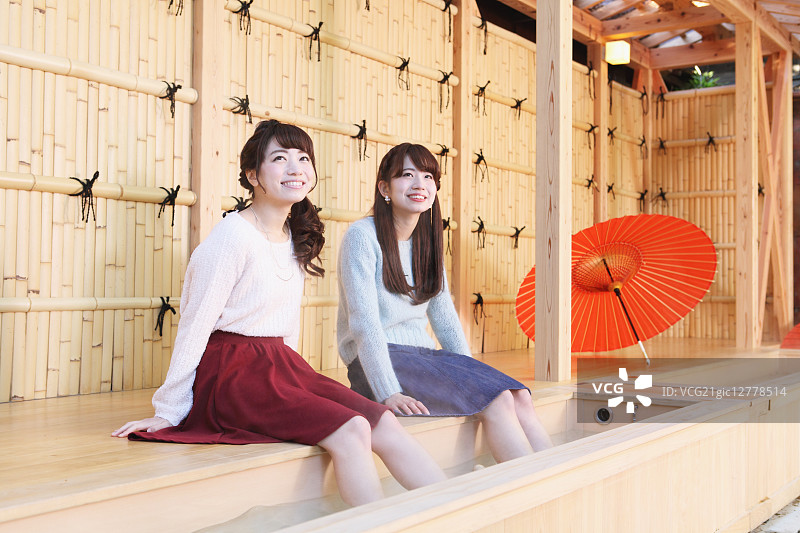 年轻的日本妇女享受足部温泉，川越，日本图片素材