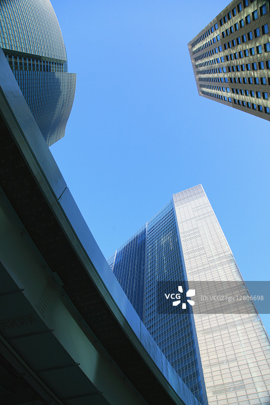 办公楼和蓝天，东京，日本图片素材