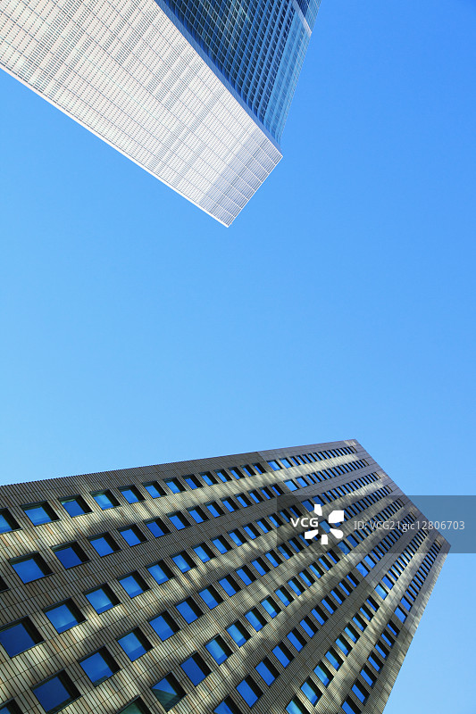 办公楼和蓝天，东京，日本图片素材