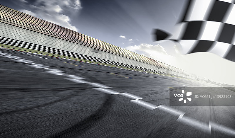 逆光下的F1赛道速度特效和方格旗图片素材