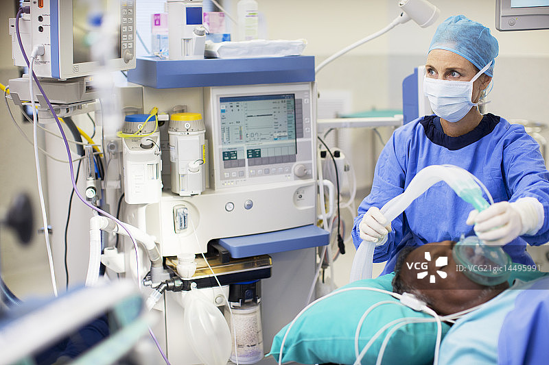 女医生穿着手术服在手术室给病人麻醉图片素材
