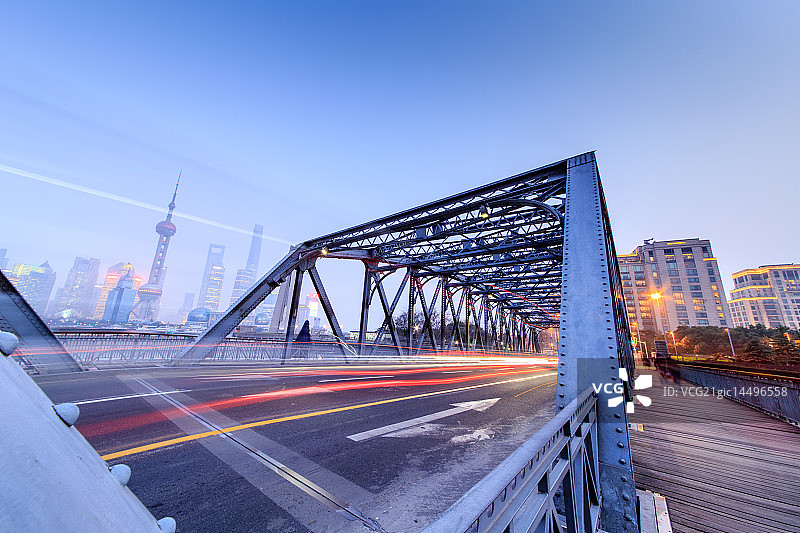 傍晚的上海外白渡桥图片素材