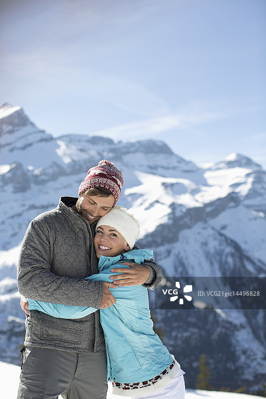 情侣在山上拥抱图片素材