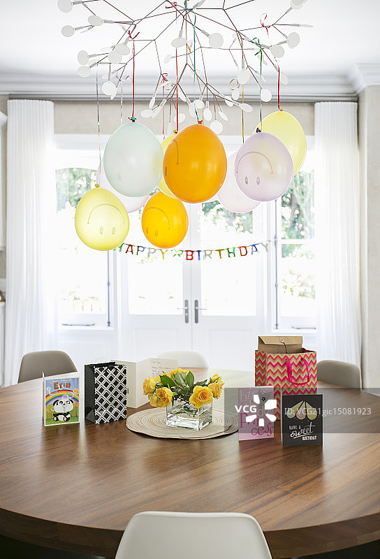桌上挂着笑脸气球和生日贺卡图片素材