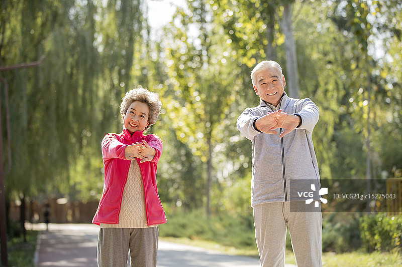 老年伴侣在户外锻炼图片素材