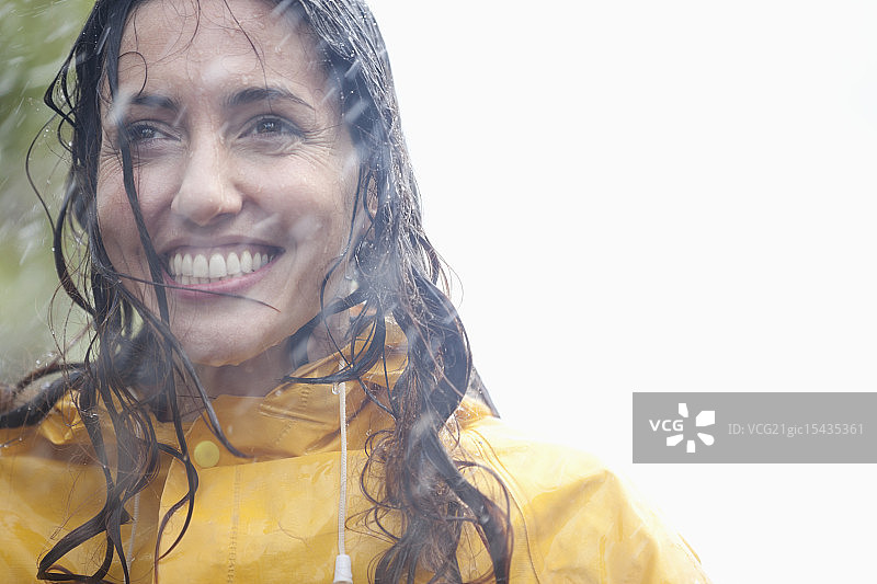 雨中微笑的女人图片素材